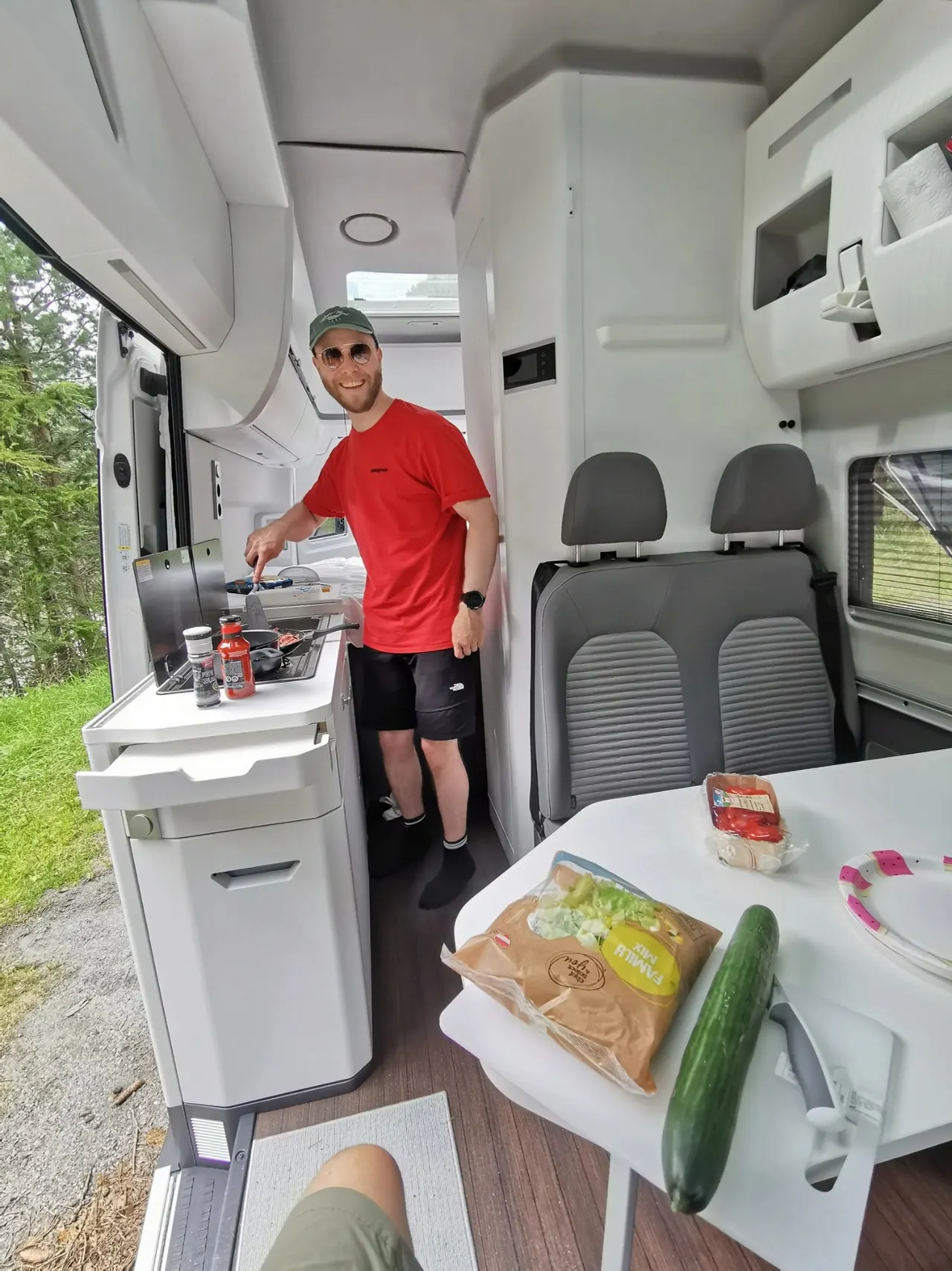 Our first proper cooking sessions in the camper put a smile on our faces. Until then, we had lived on gas station and IKEA food. :)